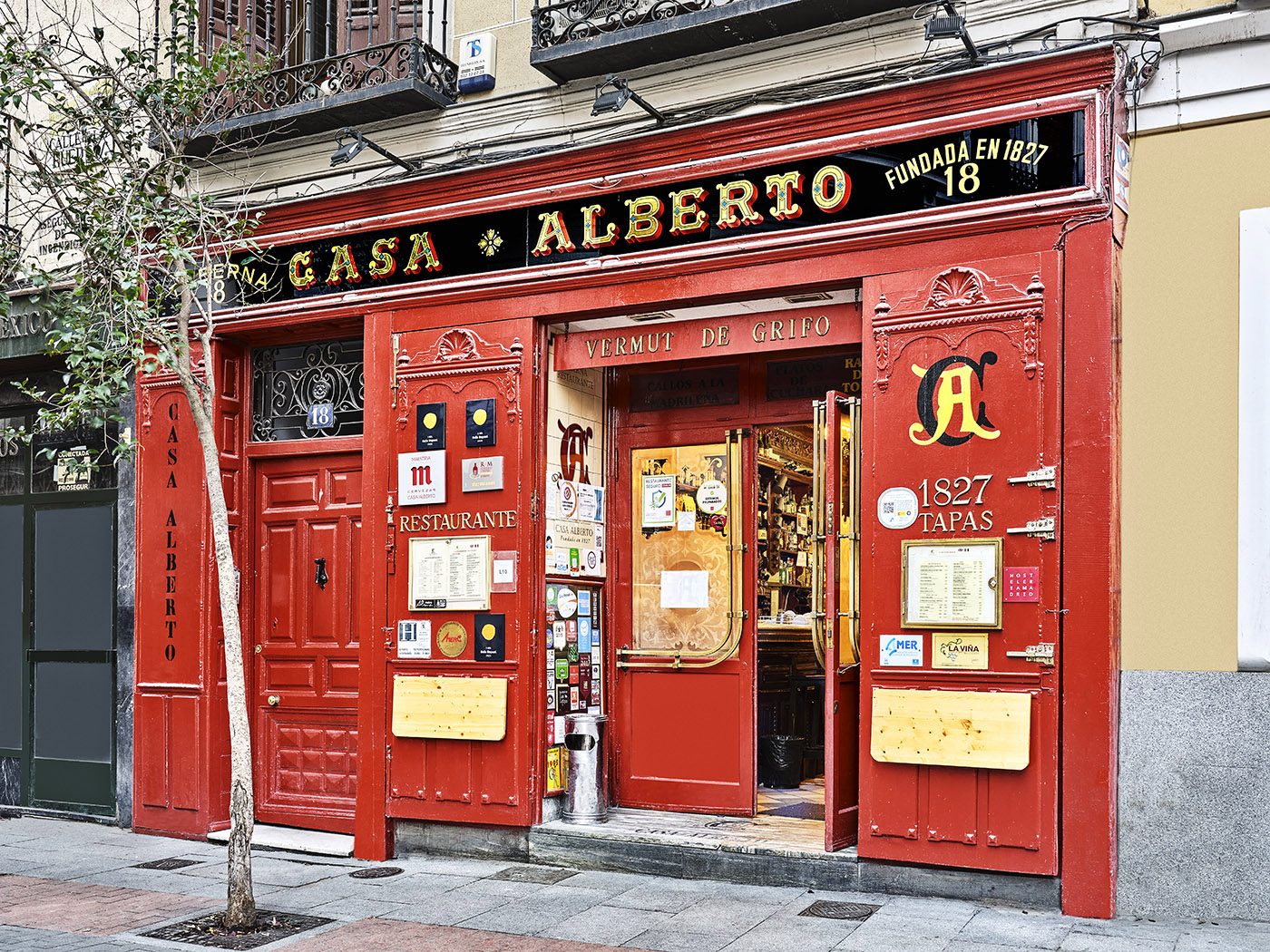 Casa Alberto's original zinc bar on Calle de las Huertas